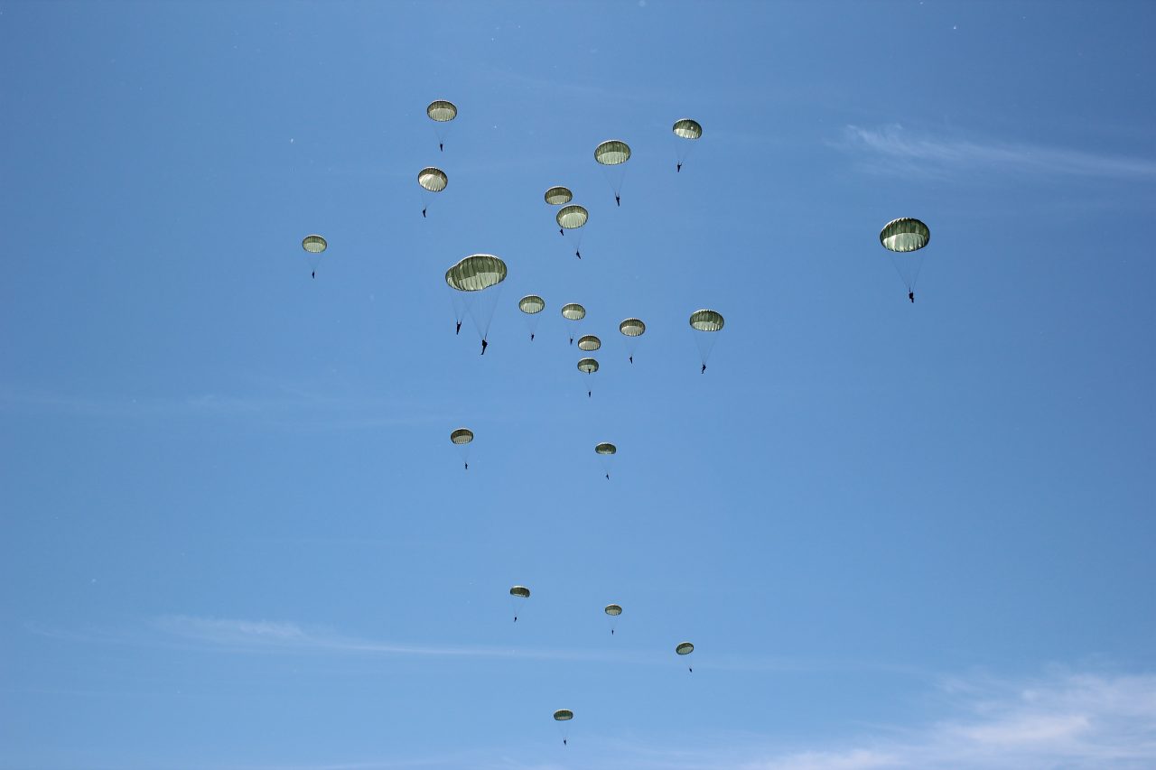 Parachutes tegen blauwe lucht