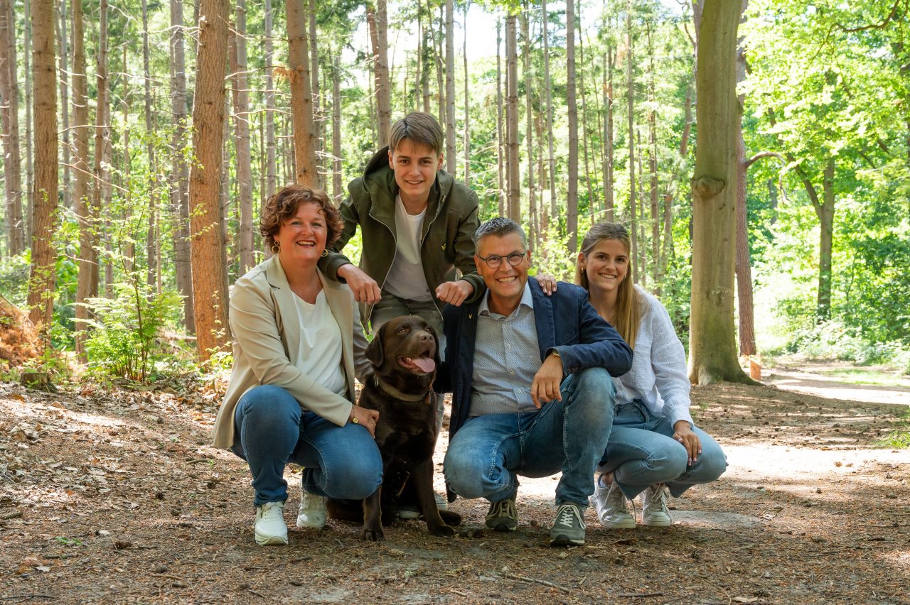 Familie Boessenkool in het bos - Wim zit gehurkt rechtsonderin.